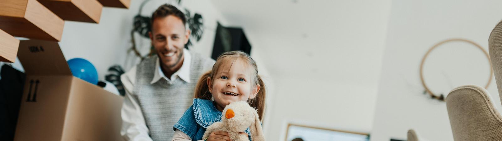 Vater und Kind spielen