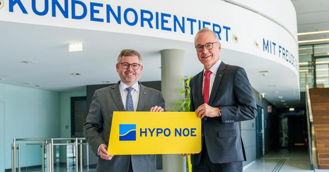 Zwei Männer, Finanzlandesrat Ludwig Schleritzko und HYPO NOE Vorstand Wolfgang Viehauser, halten gemeinsam ein Schild mit dem HYPO NOE Logo