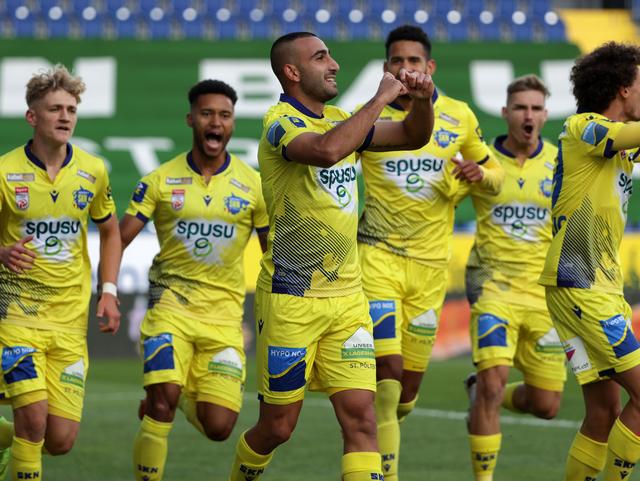 Jubelnde SKN Spieler am Spielfeld