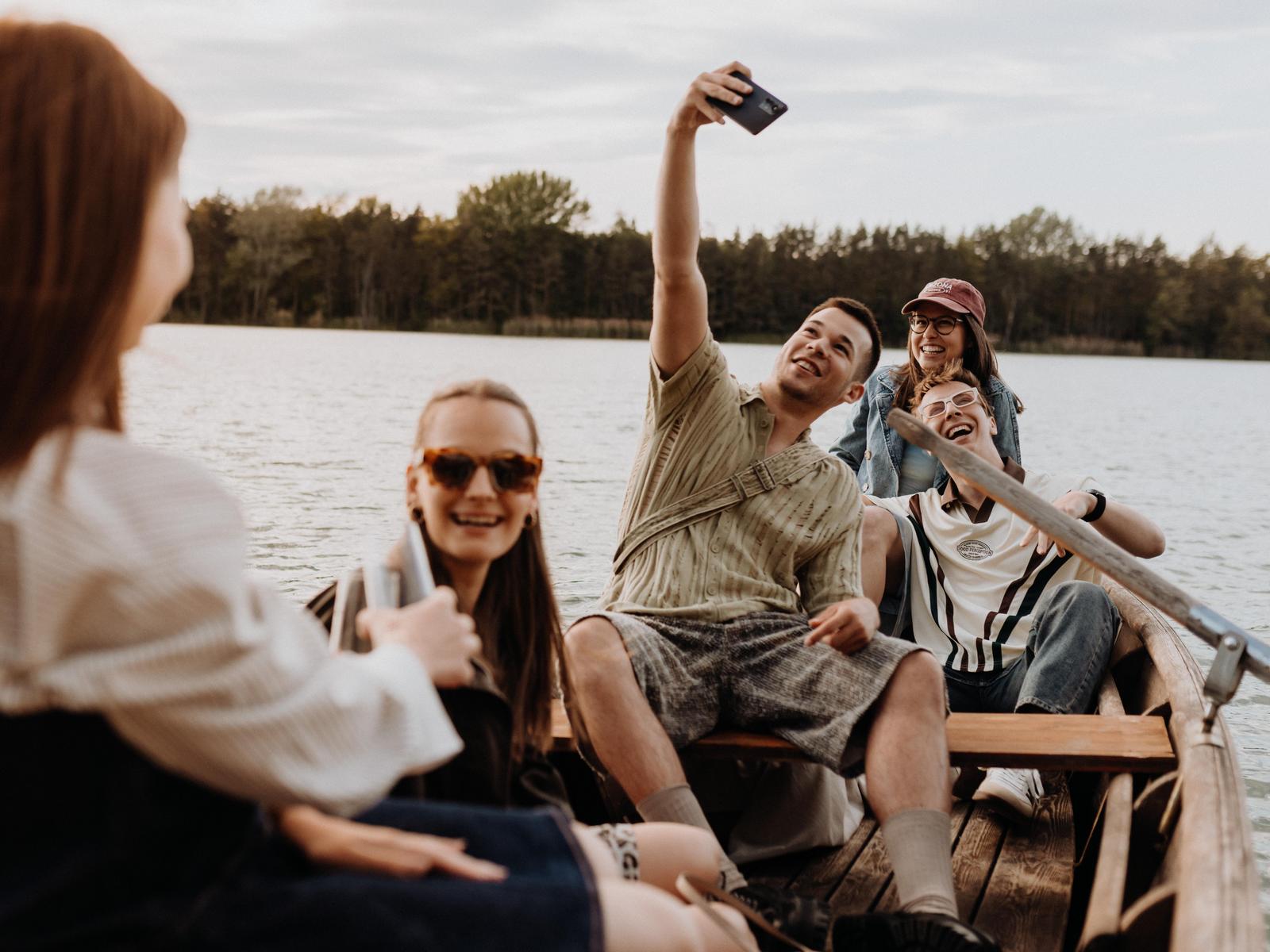 GenZ machen Selfie auf Boot