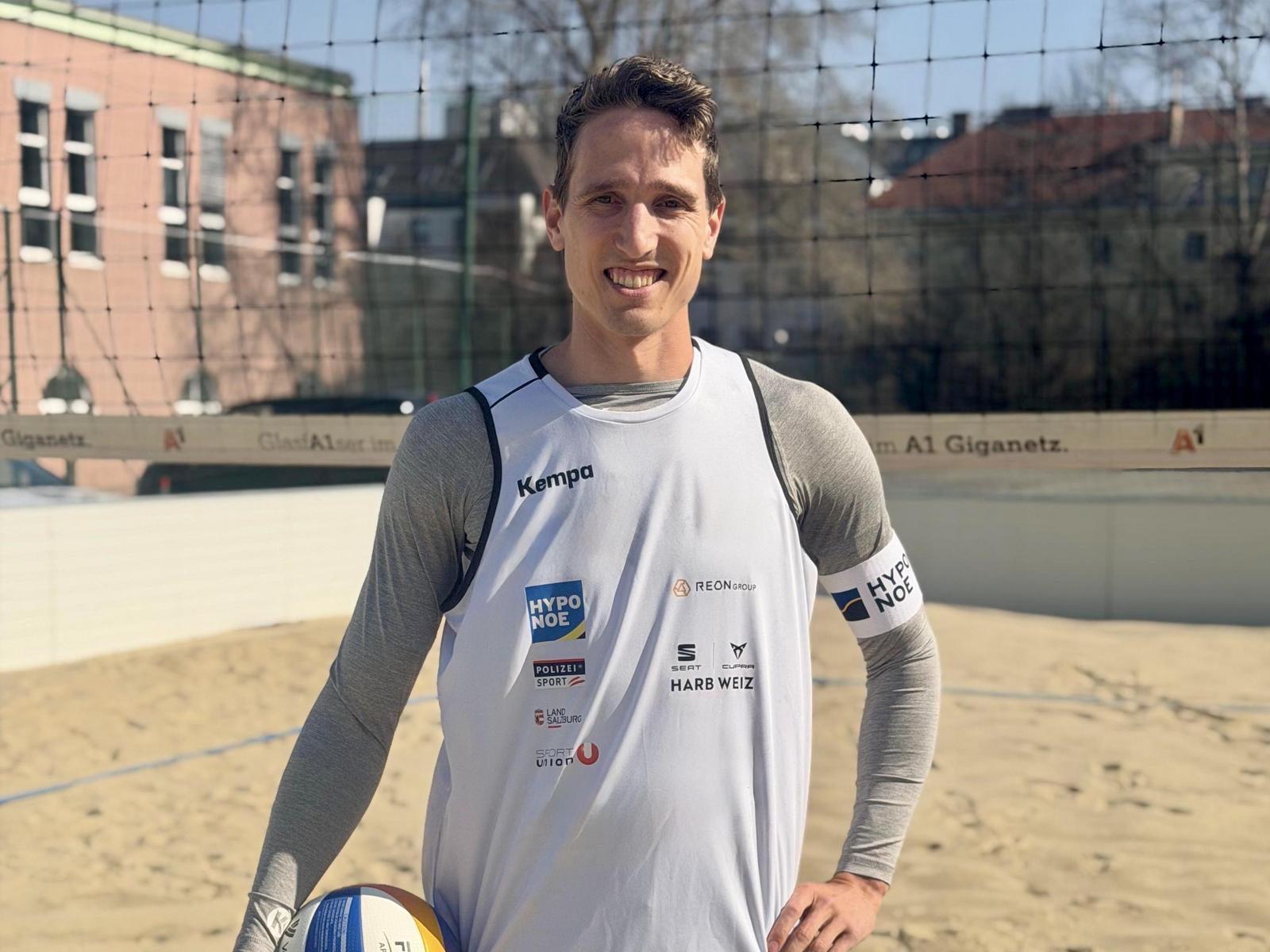 Beachvolleyballprofi Julian Hörl ist HYPO NOE Partner.