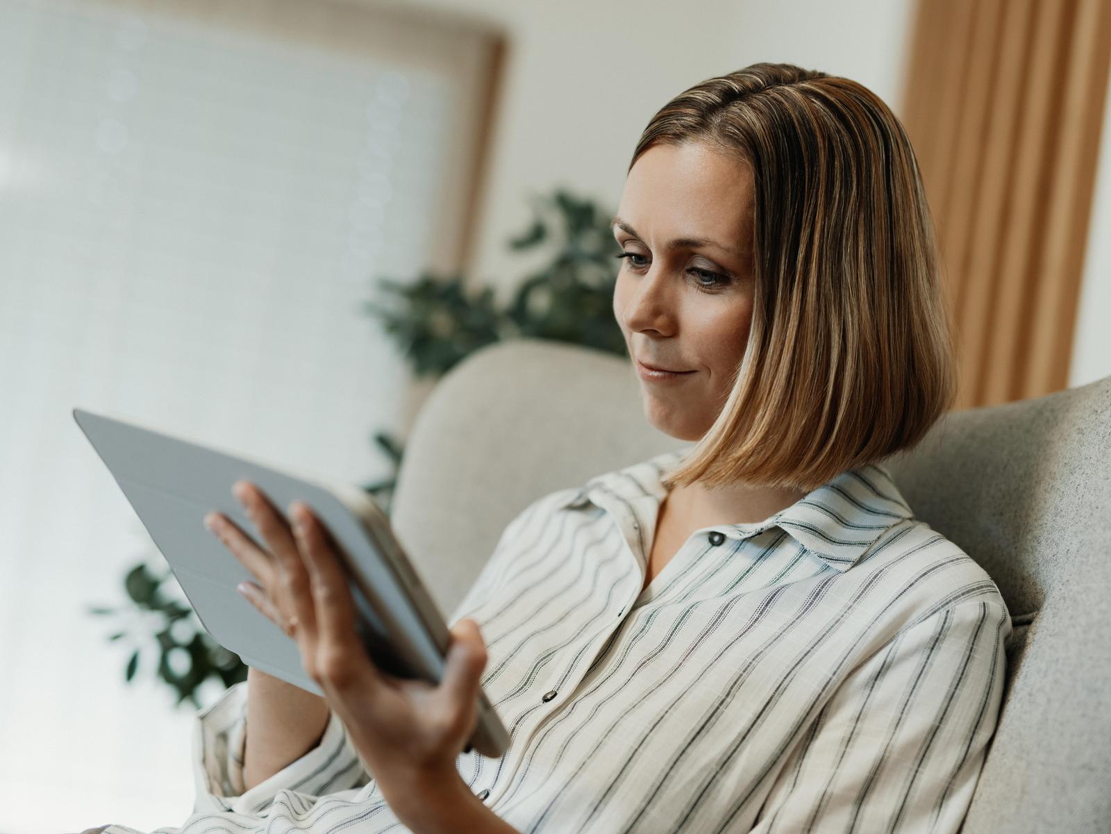 Frau schaut auf Tablet