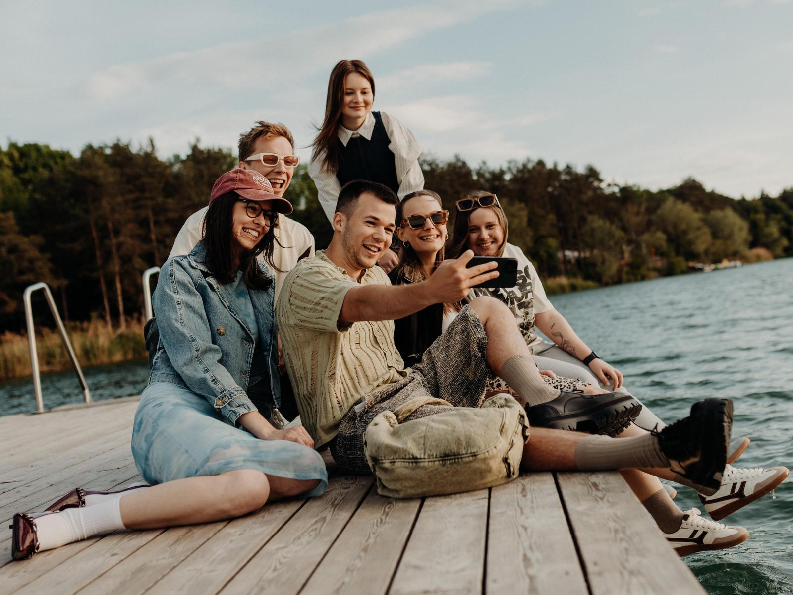 Jugendliche machen Selfie am Steg
