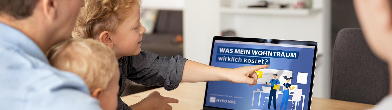 Eine Familie nutzt wohnrechner.at