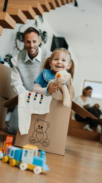 Vater und Kind spielen