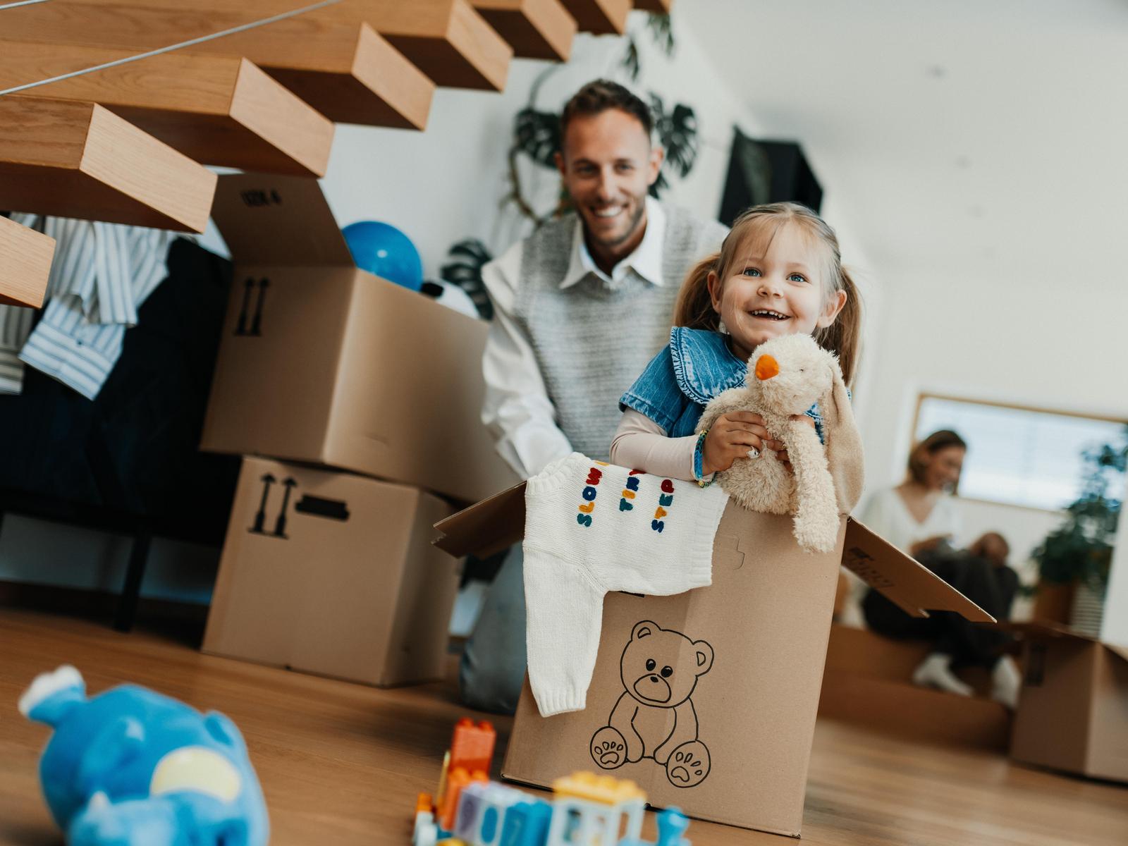 Vater und Kind spielen