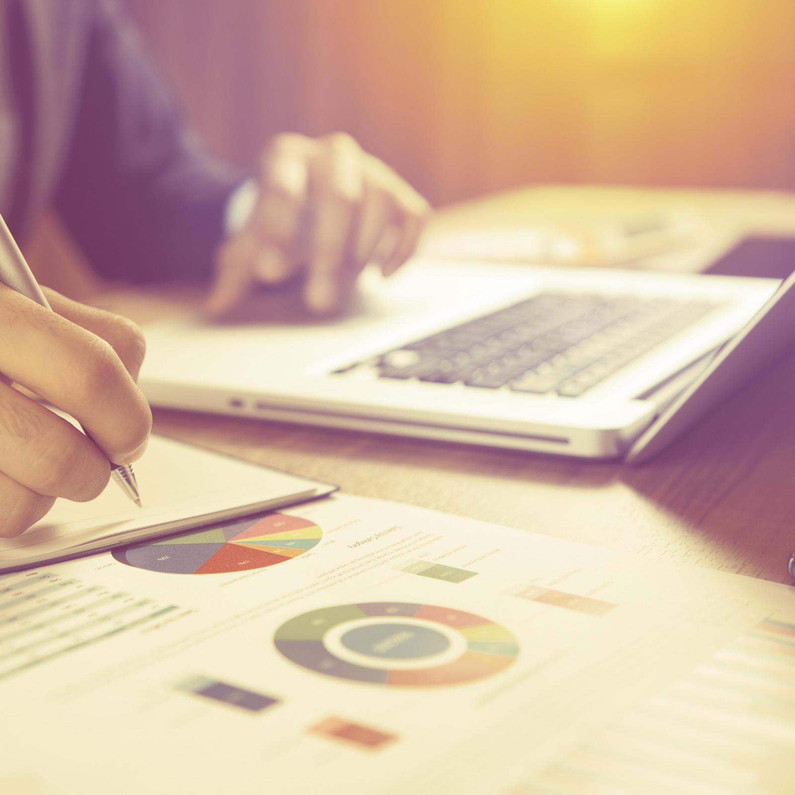 Ein Mann tätigt im HYPO NOE Business Banking für Profis Überweisungen