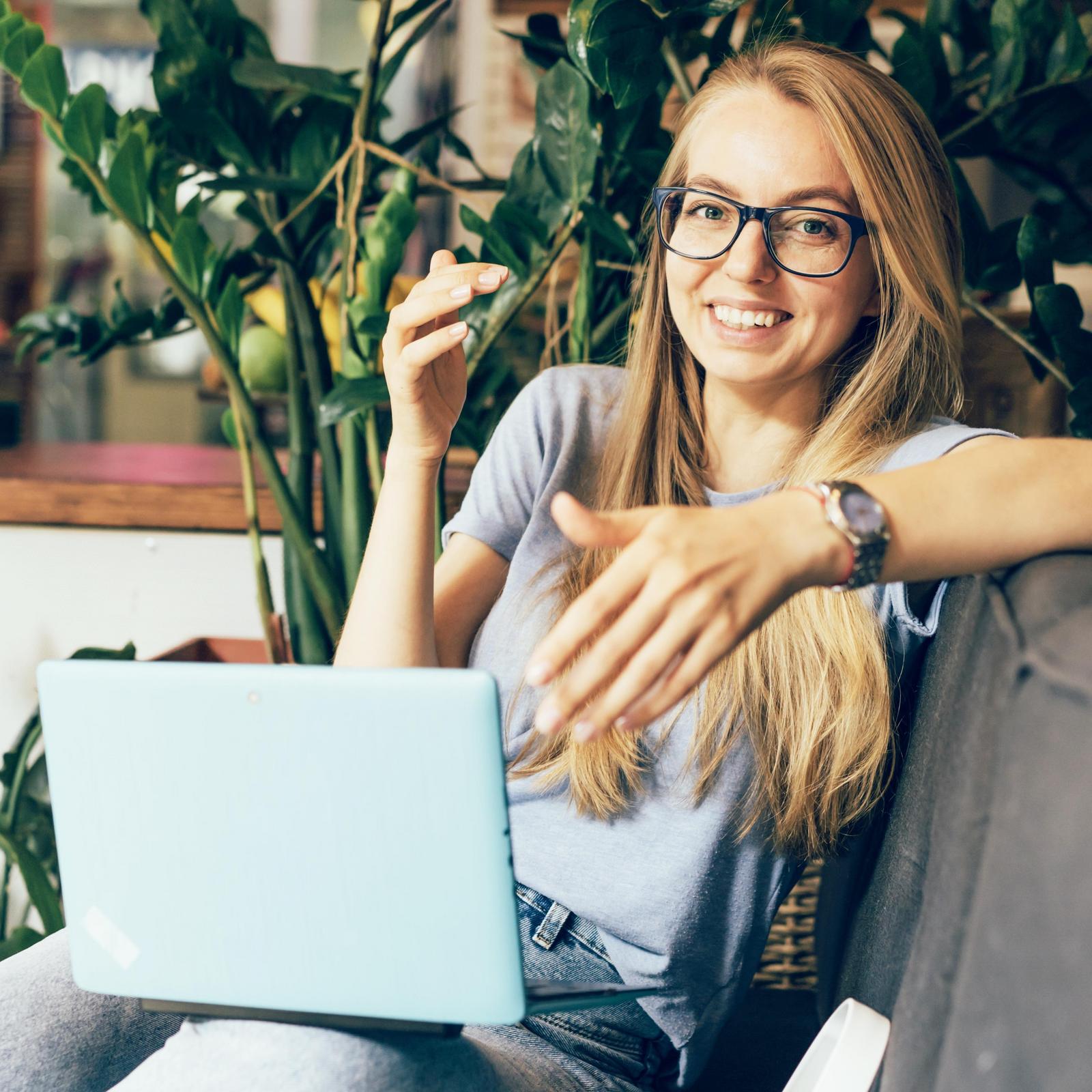 Eine junge selbstständige Unternehmerin freut sich über das HYPO NOE Konto für Selbstständige