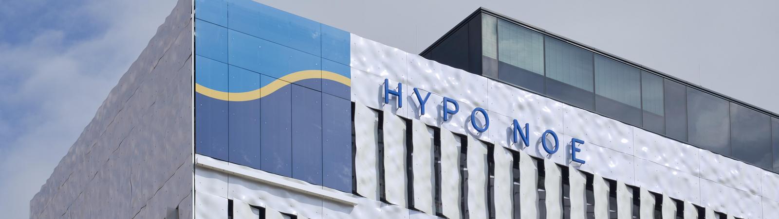 Außenansicht der HYPO NOE Konzernzentrale in Sankt Pölten, Close Up von dem Logo und der Aufschrift