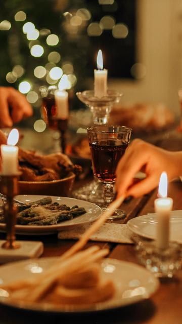 Familie beim Weihnachtsessen
