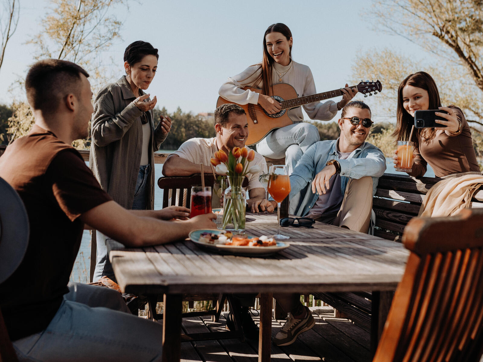 Freunde machen zusammen Musik