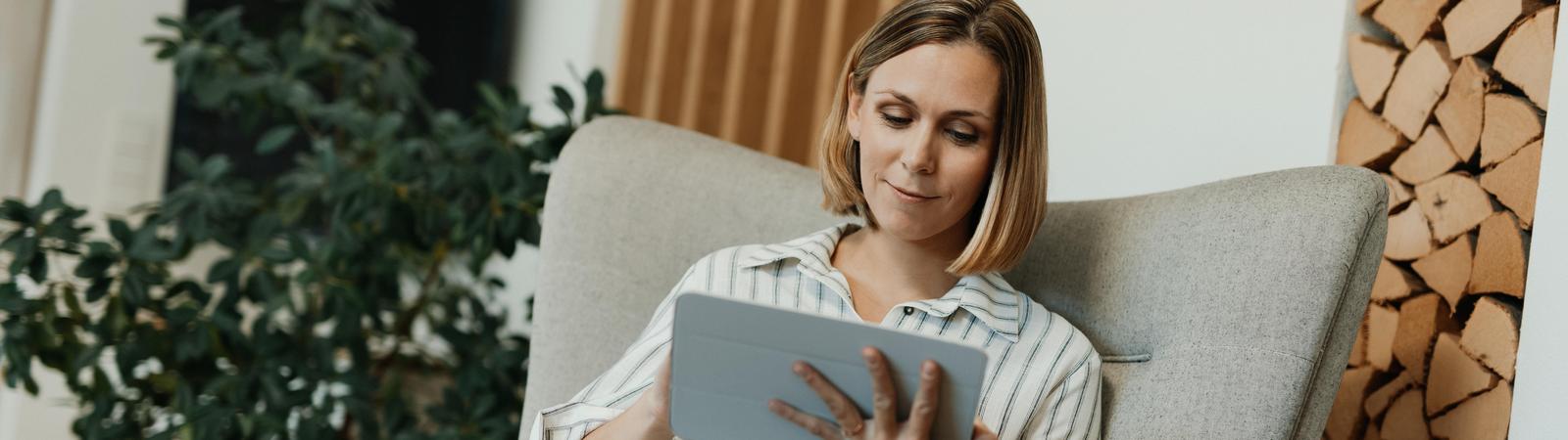 Frau liest auf Tablet