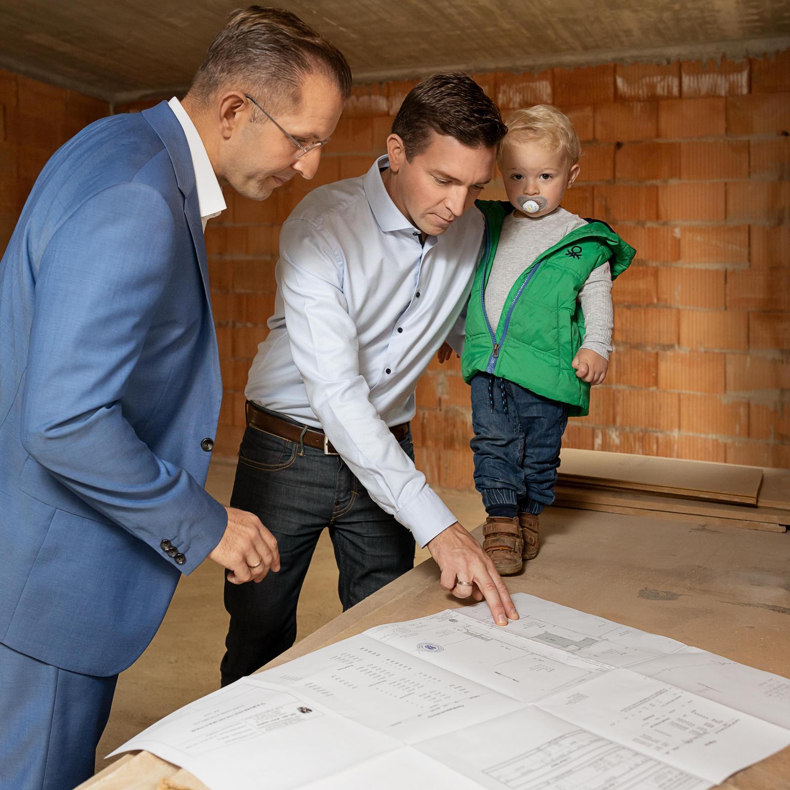 Junge Familie plant ihren Wohntraum mit der HYPO NOE